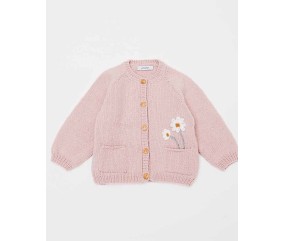 Gilet Lylia tricoté en nude avec poches et marguerites brodées, posé à plat - Patron tricot Phildar