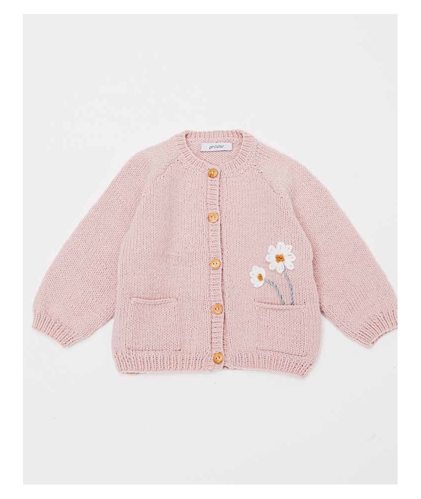 Gilet Lylia tricoté en nude avec poches et marguerites brodées, posé à plat - Patron tricot Phildar