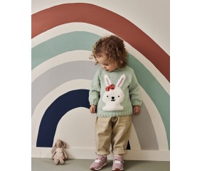 Pull Liddy tricoté en vert sauge avec un lapin blanc en jacquard et une fleur au crochet - Patron Phildar