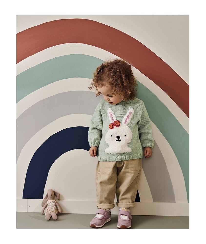 Pull Liddy tricoté en vert sauge avec un lapin blanc en jacquard et une fleur au crochet - Patron Phildar