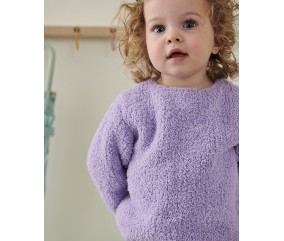 Pull Lucile tricoté en bouclette parme, encolure ronde, porté par une petite fille - Patron tricot Phildar