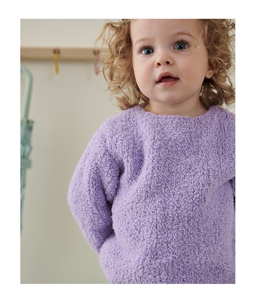 Pull Lucile tricoté en bouclette parme, encolure ronde, porté par une petite fille - Patron tricot Phildar