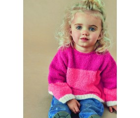 Pull Tessie tricoté en deux tons de rose avec bordure écru, porté par une petite fille - Patron Phildar