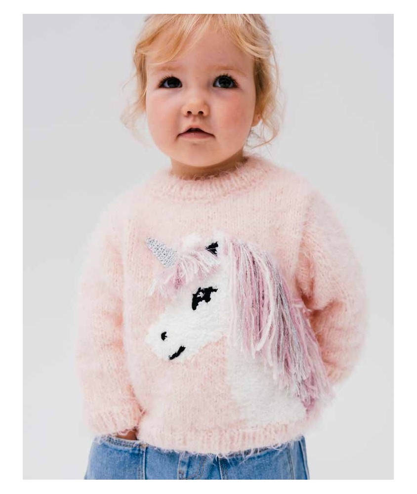 Pull Vania tricoté en rose poudré avec une licorne en jacquard et sa crinière frangée - Patron Phildar