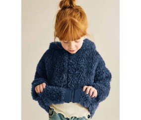 Manteau Térence en fausse fourrure bleu caban, fermeture éclair, porté par une enfant - Patron Phildar