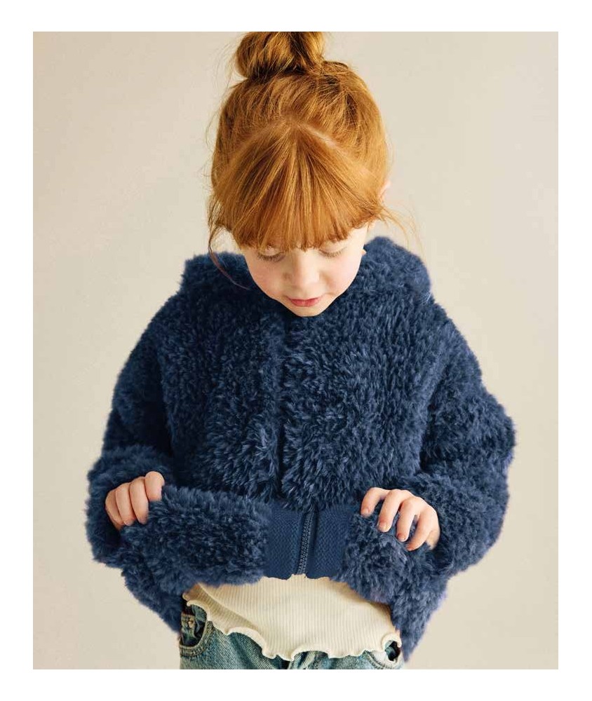 Manteau Térence en fausse fourrure bleu caban, fermeture éclair, porté par une enfant - Patron Phildar