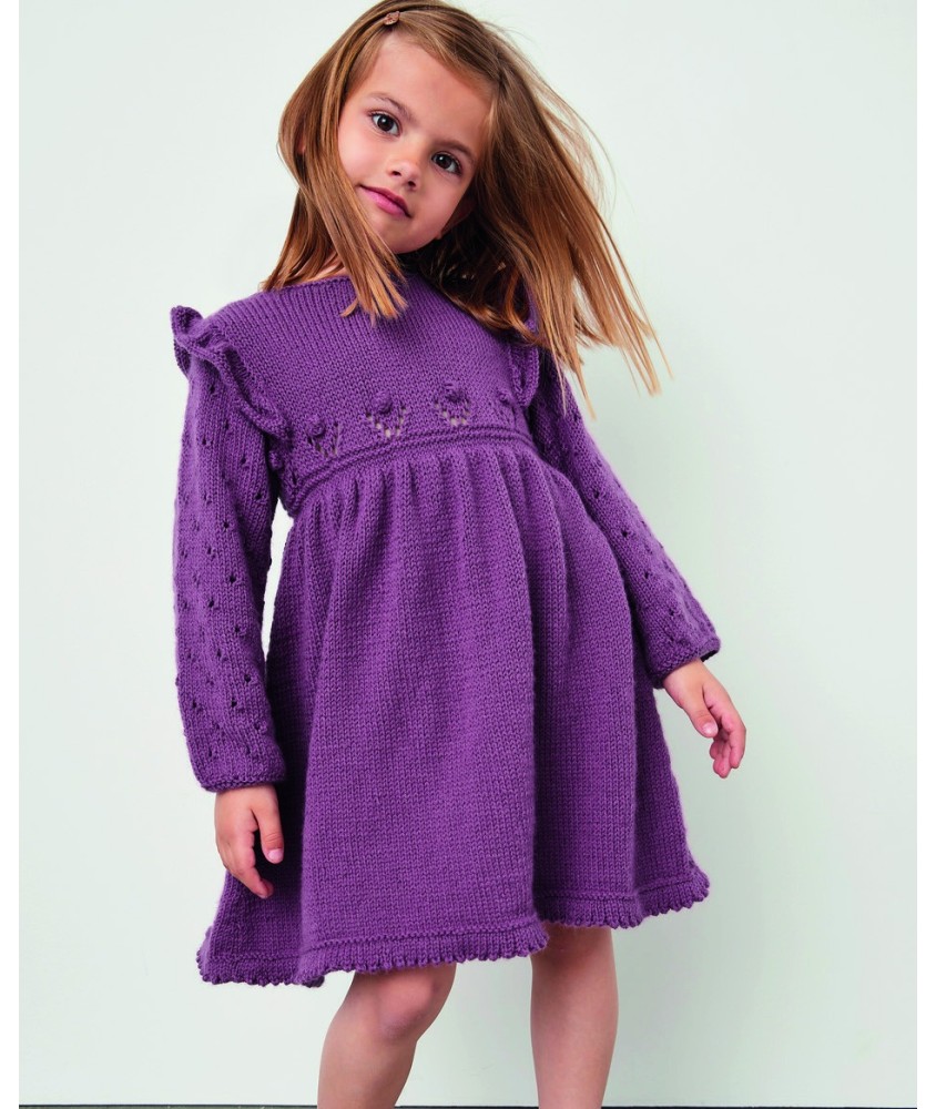 Robe Joy tricotée en violet lie de vin, volants aux épaules et points ajourés - Patron tricot Phildar