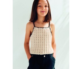 Top Doriane tricoté en coton écru ajouré avec de fines bretelles noires - Patron tricot Phildar