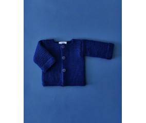 Paletot Léandre tricoté en bleu marine, trois boutons, posé à plat sur fond bleu - Patron tricot Phildar