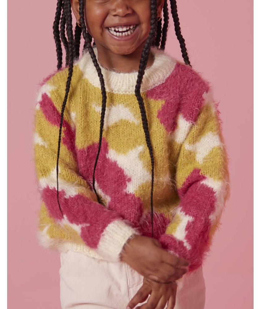 Pull Jeudi tricoté en jacquard arlequin rose, jaune et écru, porté par une fillette - Patron Pingouin
