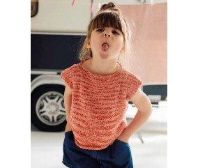 Pull Denise tricoté en coton orangé à manches courtes, porté par une petite fille - Patron tricot Phildar