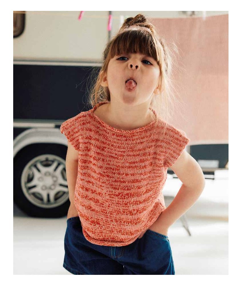 Pull Denise tricoté en coton orangé à manches courtes, porté par une petite fille - Patron tricot Phildar