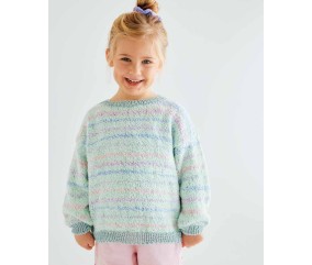 Pull Joy tricoté en fil pastel multicolore avec fines rayures, sur une petite fille - Patron Phildar