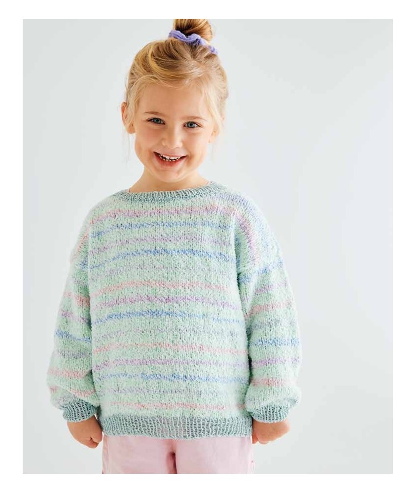 Pull Joy tricoté en fil pastel multicolore avec fines rayures, sur une petite fille - Patron Phildar