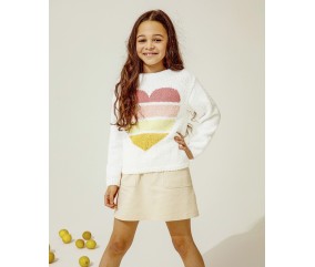 Pull Dahlia blanc orné d'un grand cœur en jacquard dégradé rose et jaune, porté par une fillette - Patron tricot Phildar