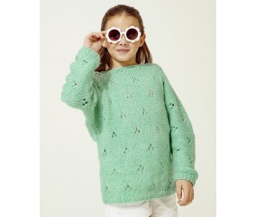 Pull Dora vert menthe en point ajouré, épaules tombantes, porté par une fillette - Patron tricot Phildar