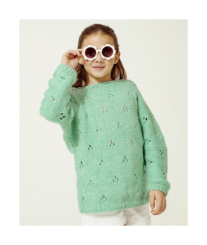 Pull Dora vert menthe en point ajouré, épaules tombantes, porté par une fillette - Patron tricot Phildar