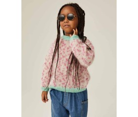 Pull Emmie en mohair rose moucheté avec bordures vert menthe, porté par une fillette - Patron tricot Phildar