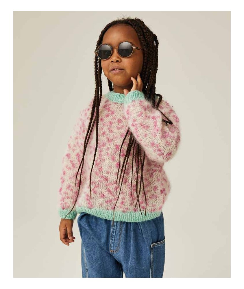 Pull Emmie en mohair rose moucheté avec bordures vert menthe, porté par une fillette - Patron tricot Phildar