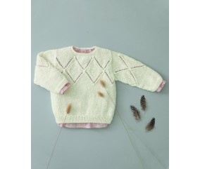 Pull Irène vert pâle à losanges ajourés bordés de points lancés, présenté à plat - Patron tricot Phildar