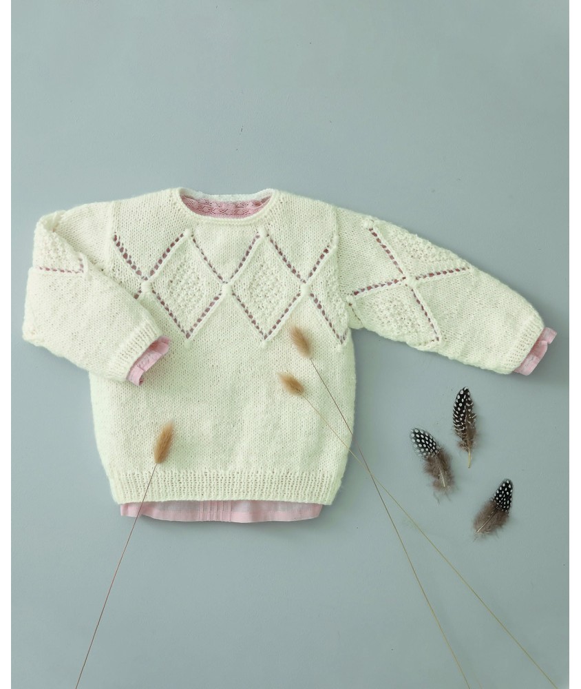 Pull Irène vert pâle à losanges ajourés bordés de points lancés, présenté à plat - Patron tricot Phildar