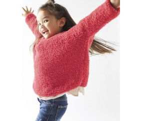 Pull Ninon framboise en fil bouclette, jersey envers, porté par une petite fille bras levés - Patron tricot Phildar