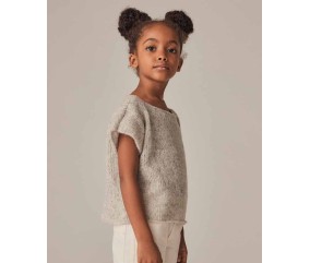Pull Shana beige perle à manches courtes venues, en jersey, porté par une fillette - Patron tricot Phildar