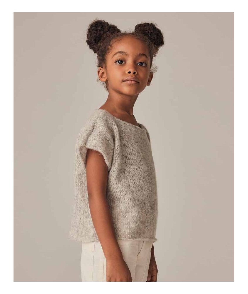 Pull Shana beige perle à manches courtes venues, en jersey, porté par une fillette - Patron tricot Phildar
