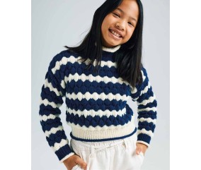 Pull Tess rayé marine et écru en point bulle avec col montant roulotté, porté par une adolescente - Patron tricot Phildar