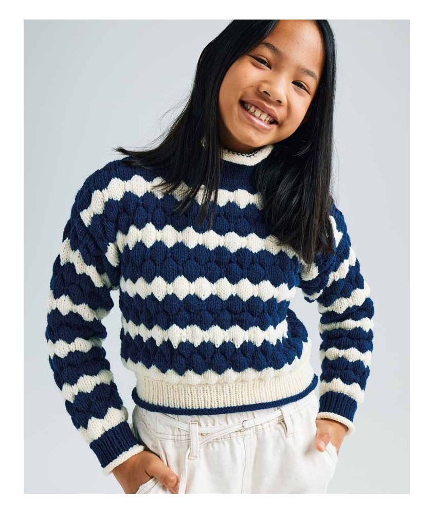 Pull Tess rayé marine et écru en point bulle avec col montant roulotté, porté par une adolescente - Patron tricot Phildar