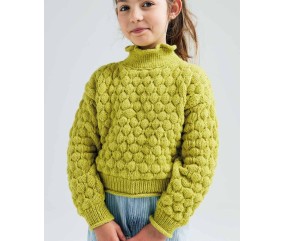 Pull Tess vert absinthe en point bulle uni avec col montant roulotté, porté par une fillette - Patron tricot Phildar