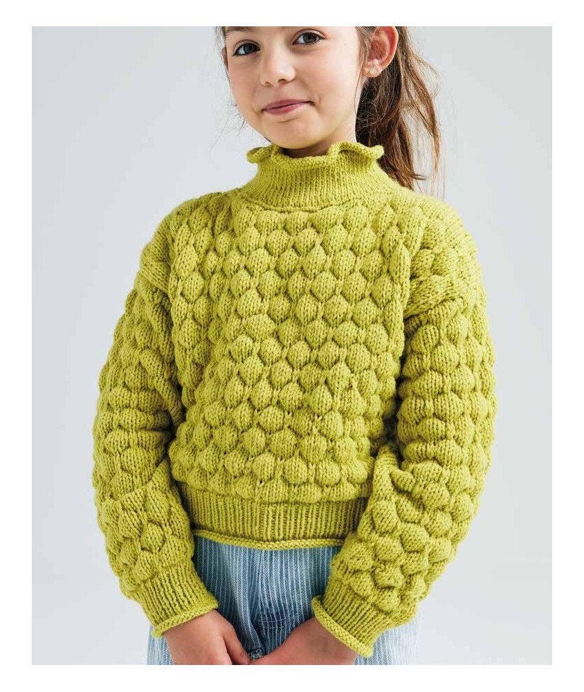 Pull Tess vert absinthe en point bulle uni avec col montant roulotté, porté par une fillette - Patron tricot Phildar