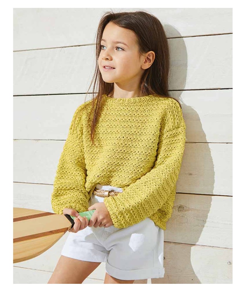 Pull Tilly jaune en lyocell, point fantaisie à mailles glissées, porté par une fillette - Patron tricot Phildar