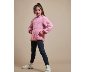 Pull Valiane rose à capuche et poche kangourou en fil bouclette, porté par une fillette - Patron tricot Phildar
