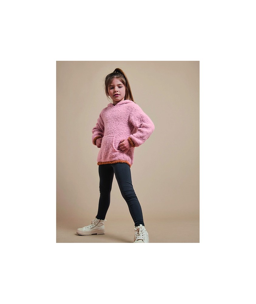 Pull Valiane rose à capuche et poche kangourou en fil bouclette, porté par une fillette - Patron tricot Phildar