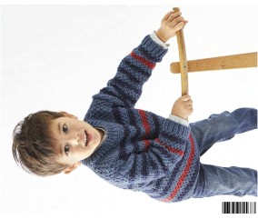 Pull Noé bleu jean en point de blé avec fines rayures marine et rouge, porté par un petit garçon - Patron tricot Phildar
