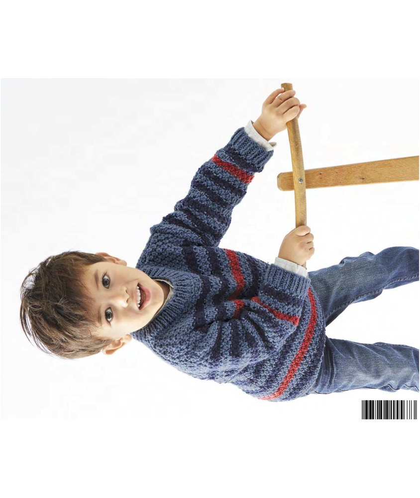 Pull Noé bleu jean en point de blé avec fines rayures marine et rouge, porté par un petit garçon - Patron tricot Phildar