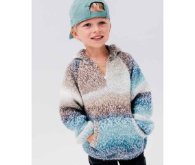 Pull à capuche Matéo en fil dégradé bleu et beige, avec poche kangourou, porté par un garçon - Patron tricot Phildar