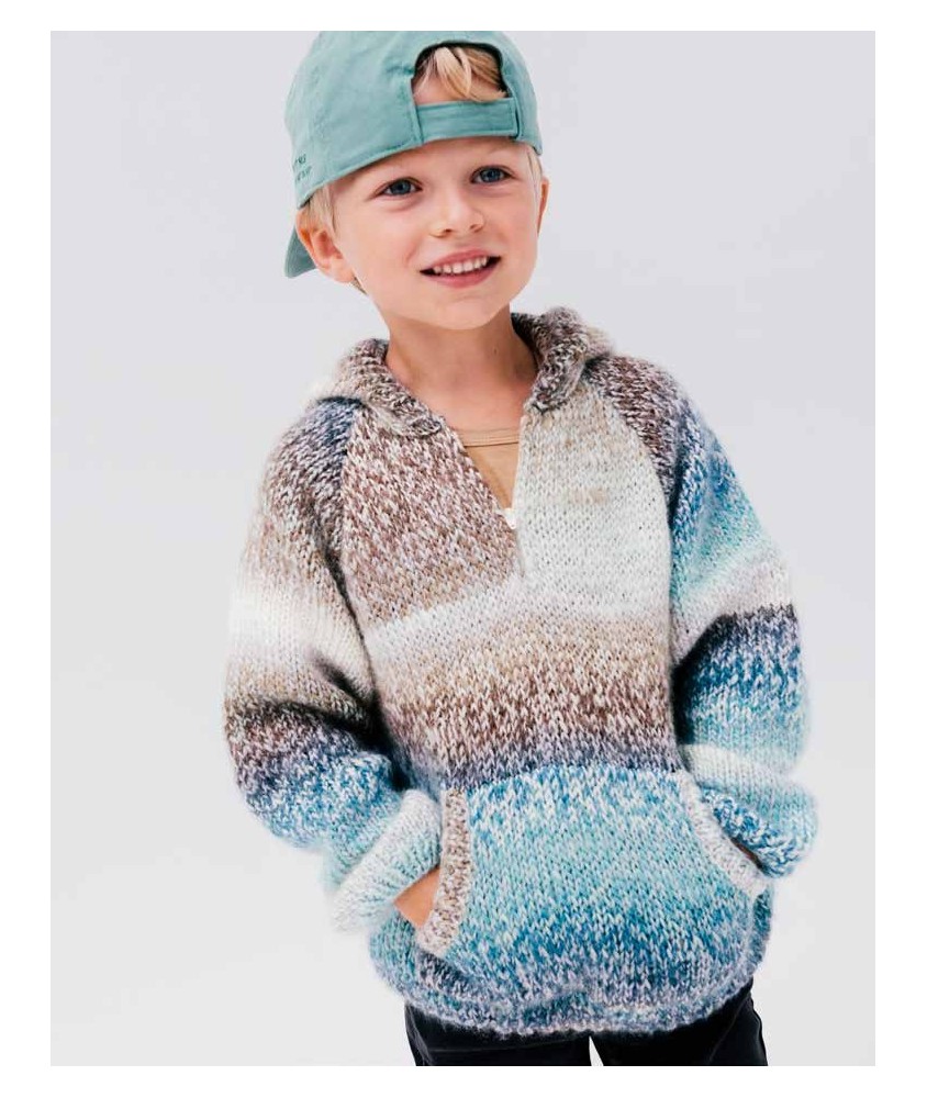 Pull à capuche Matéo en fil dégradé bleu et beige, avec poche kangourou, porté par un garçon - Patron tricot Phildar