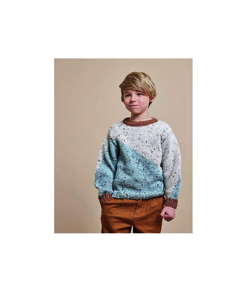 Pull Verlein en tweed, jacquard diagonale brume et amande, bordures écureuil, porté par un garçon - Patron tricot Phildar