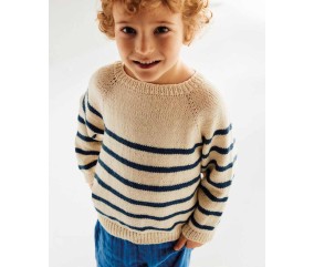 Pull David écru à fines rayures indigo, tricoté sans couture, porté par un jeune enfant - Patron tricot Phildar
