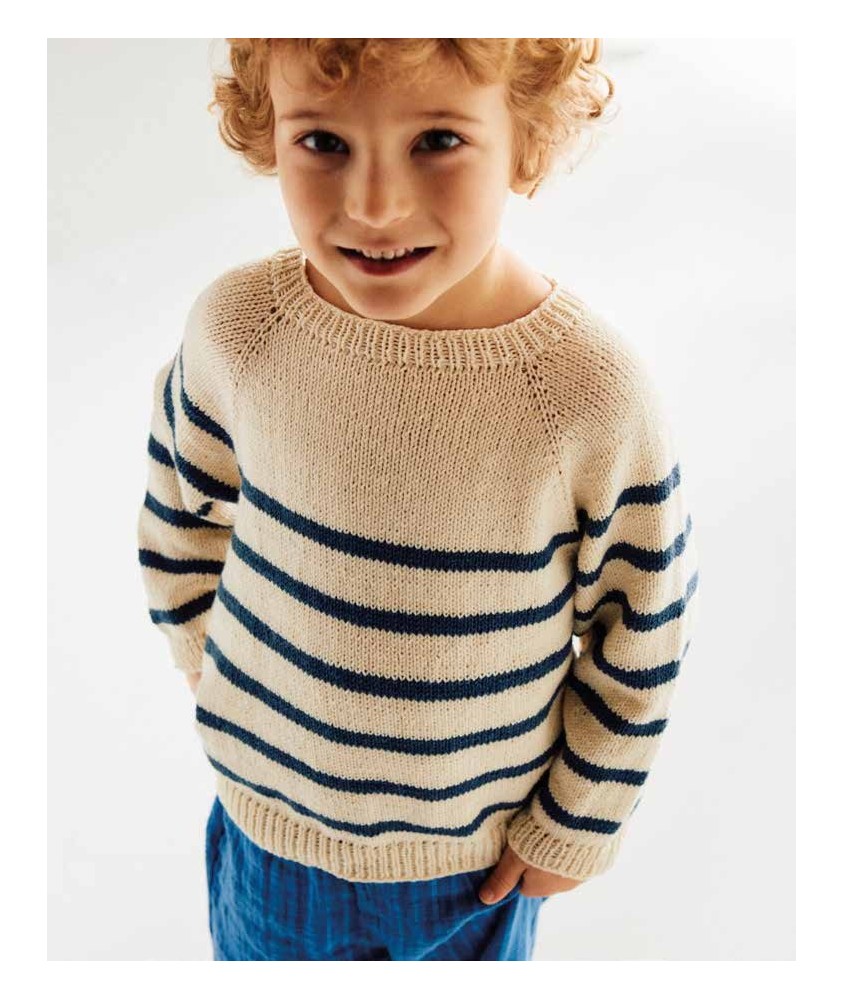 Pull David écru à fines rayures indigo, tricoté sans couture, porté par un jeune enfant - Patron tricot Phildar