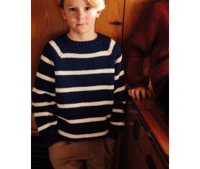 Pull Davy marine à larges rayures écru, tricoté sans couture, porté par un enfant - Patron tricot Phildar