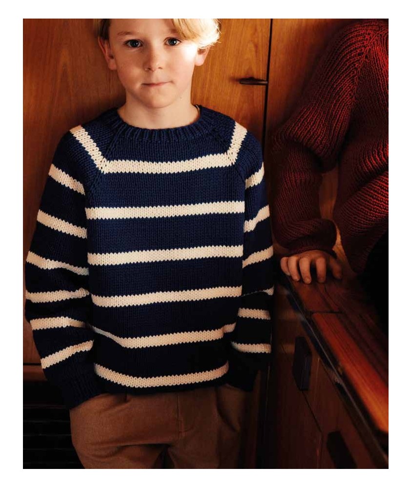 Pull Davy marine à larges rayures écru, tricoté sans couture, porté par un enfant - Patron tricot Phildar