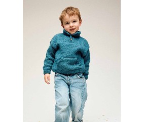 Pull Yaël bleu paon en tweed, col boutonné et poche kangourou, porté par un jeune enfant - Patron tricot Phildar