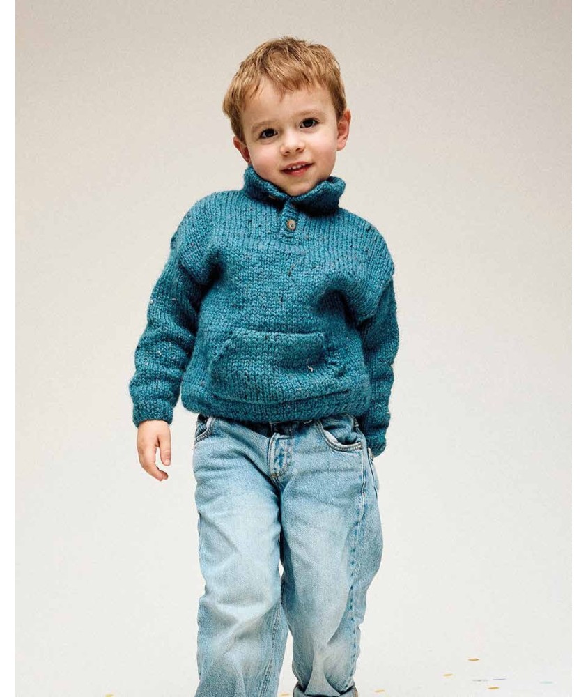 Pull Yaël bleu paon en tweed, col boutonné et poche kangourou, porté par un jeune enfant - Patron tricot Phildar