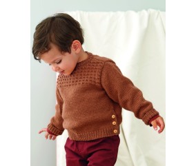 Pull Josselin terracotta en laine bio, point andalou et boutons latéraux, porté par un petit garçon - Patron Phildar