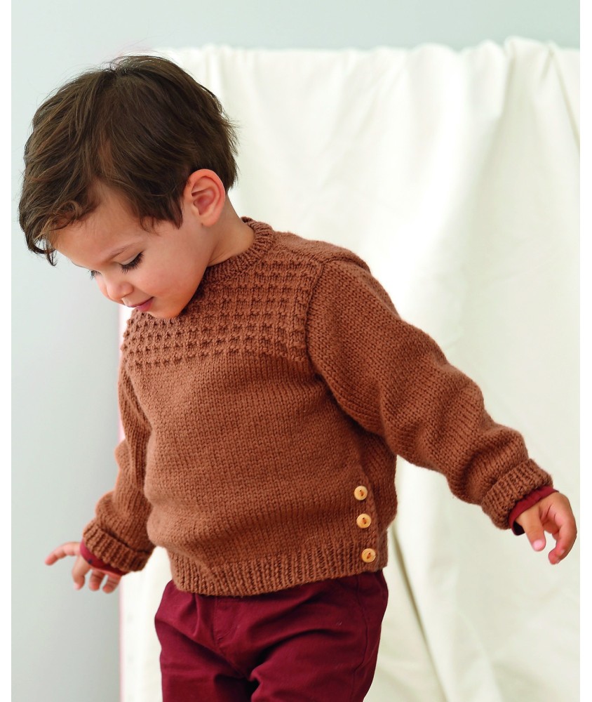 Pull Josselin terracotta en laine bio, point andalou et boutons latéraux, porté par un petit garçon - Patron Phildar