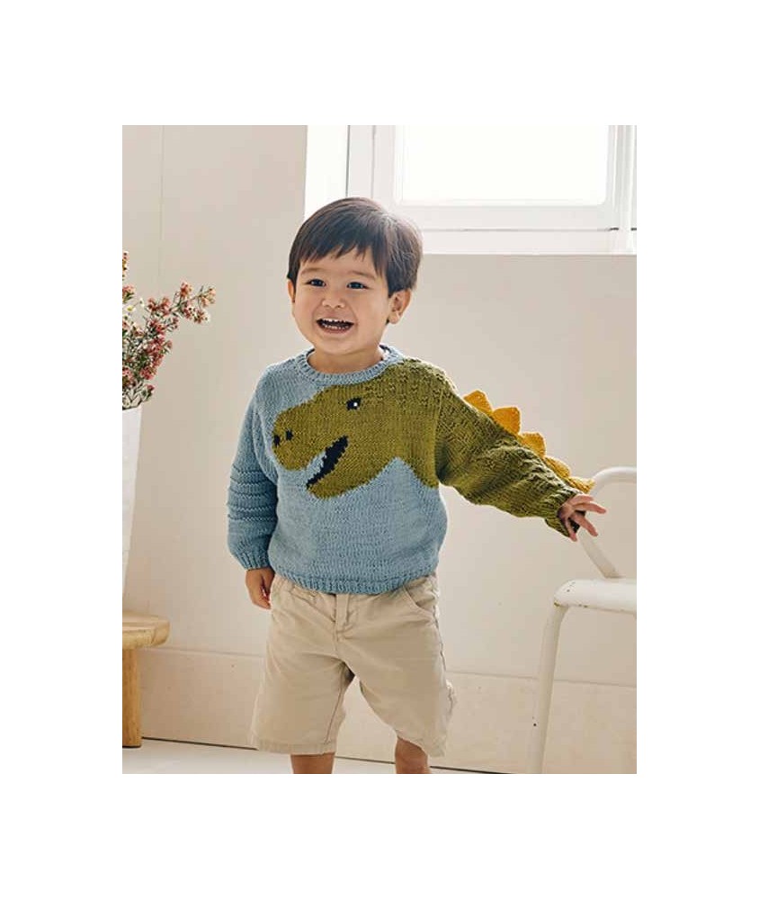 Pull Vladimir bleu ciel avec un dinosaure en jacquard et des écailles en relief sur la manche - Patron tricot Phildar