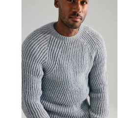 Pull Lewis gris flanelle entièrement en côtes anglaises, porté par un homme - Patron tricot Phildar